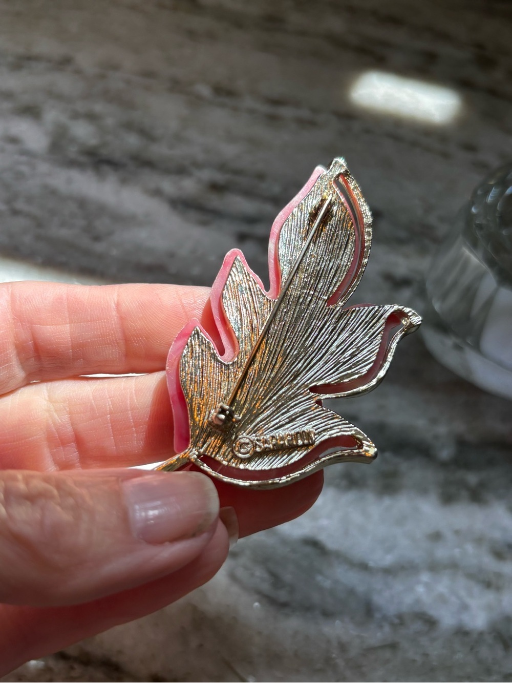 Vintage Sarah Coventry Marbled Rose Pink & Gold Leaf Brooch Pin - Picture 2 of 3